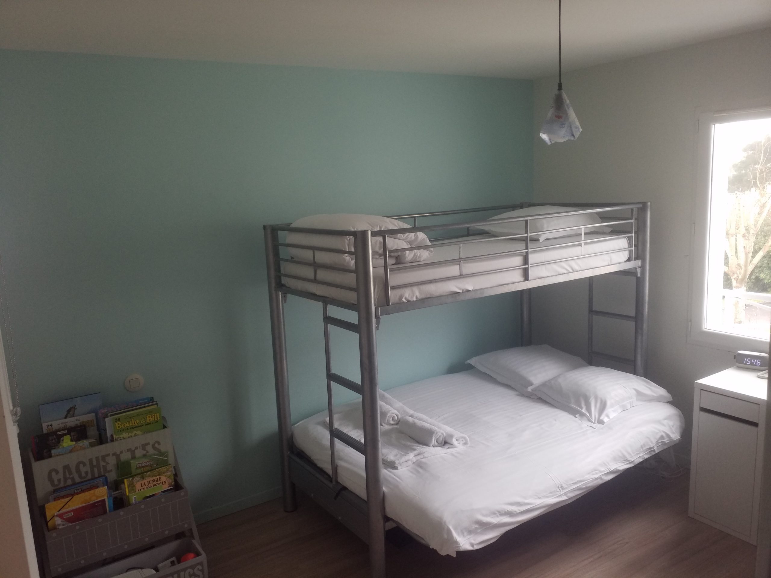 Cette chambre dispose d’une salle de bain privative, d’un lit double en 160 cm et d’un lit simple.